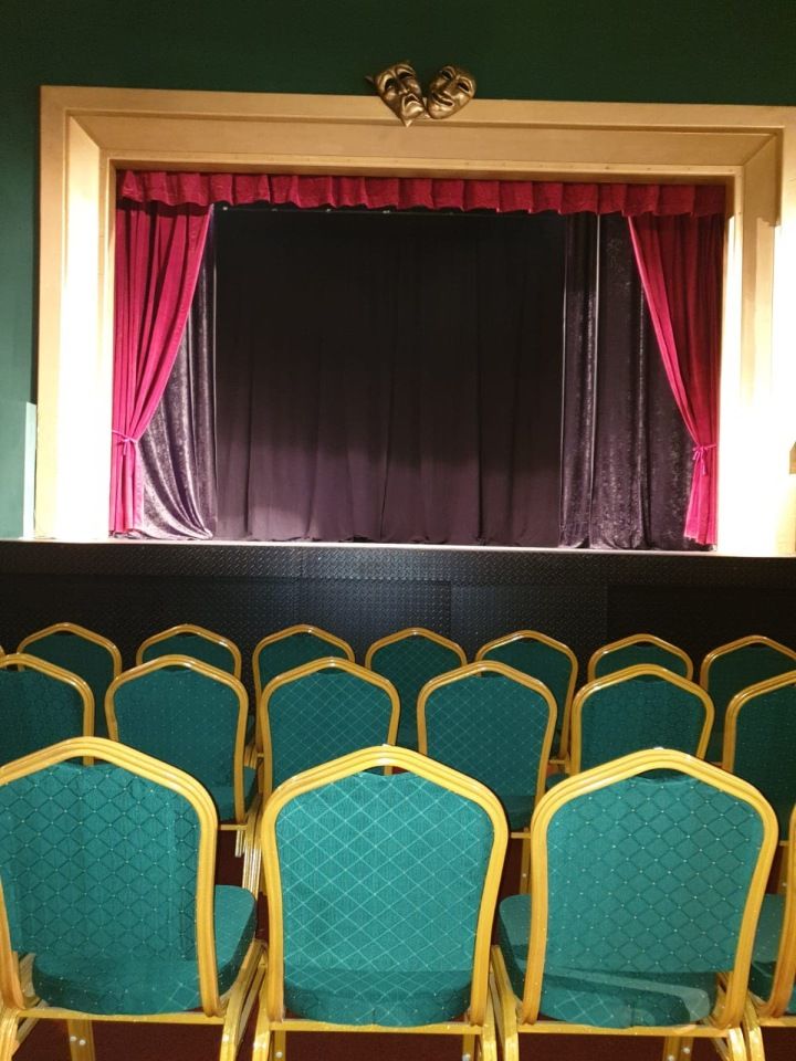 Láska přes čáru: Nová komedie ve Strašnickém divadle nabídne humor i trefný pohled na mezilidské vztahy