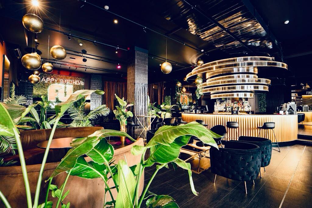 Vicemiss 2003 Markéta Divišová slavila 20 let s manželem Tomášem Fuxou, ten oslavil padesátku ve velkém stylu, dokonce si zahrál s Davidem Kollerem