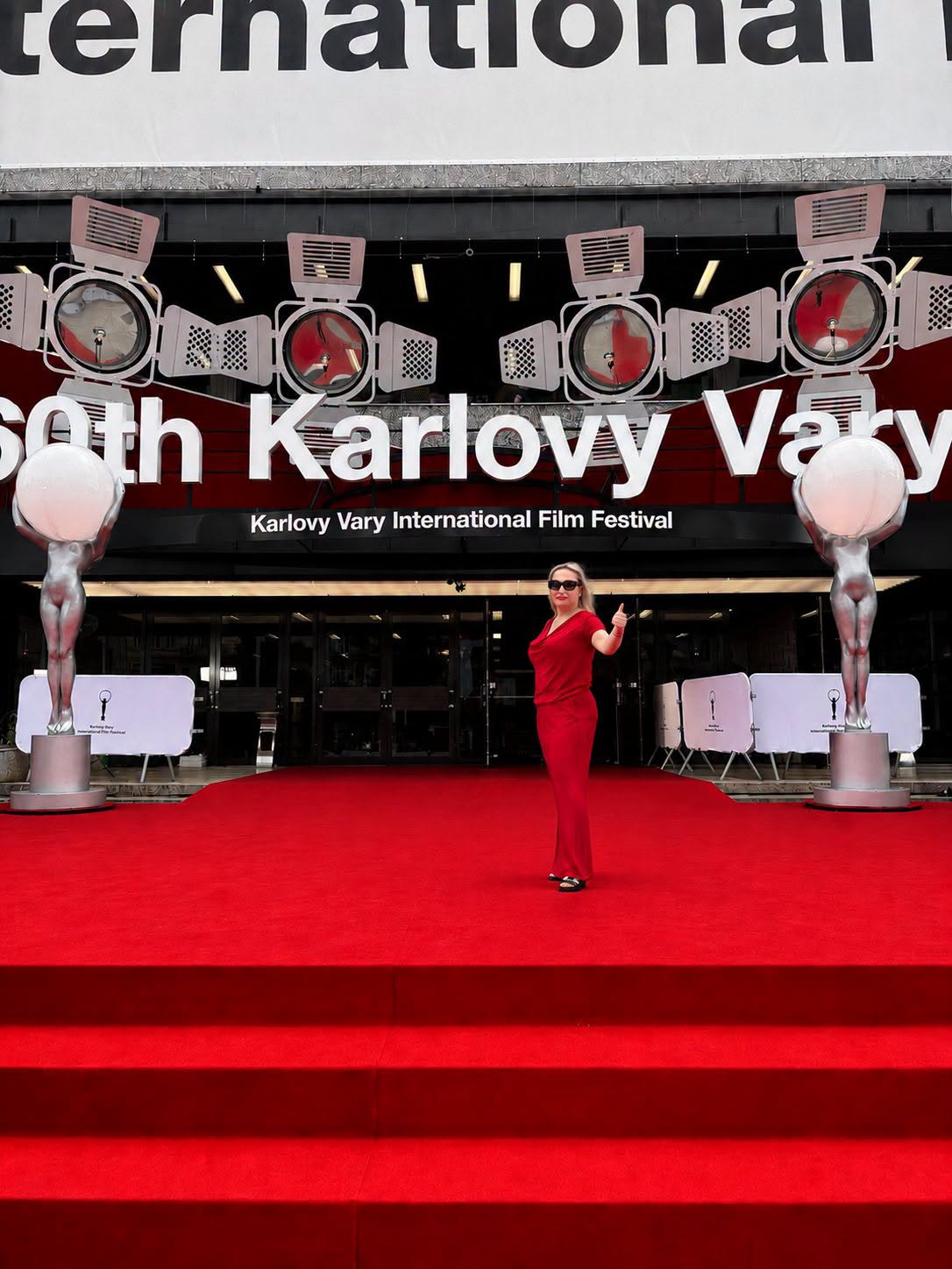 Karlovy Vary se proměnily v přehlídkové molo. Martina Pipková Loudová představila kolekci CITY ELEGANCE – Nadčasové kontrasty, značka BANDI pak novou kolekci pánských obleků