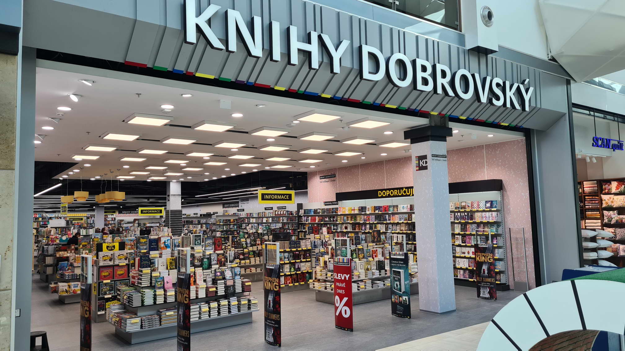 Standa Hložek přinesl seniorům radost písněmi. Petra Dobrovská jim zase otevřela svět knih