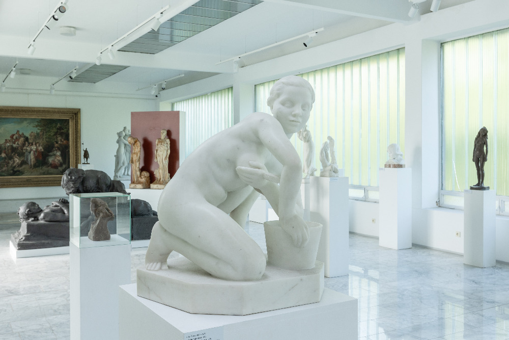 Galerie plastik v Hořicích v Podkrkonoší uvádí výstavu To, co zbylo na počest stočtyřicetiletého výročí založení Střední uměleckoprůmyslové školy sochařské a kamenické a zrodu dlouholetého umění kamenné krásy