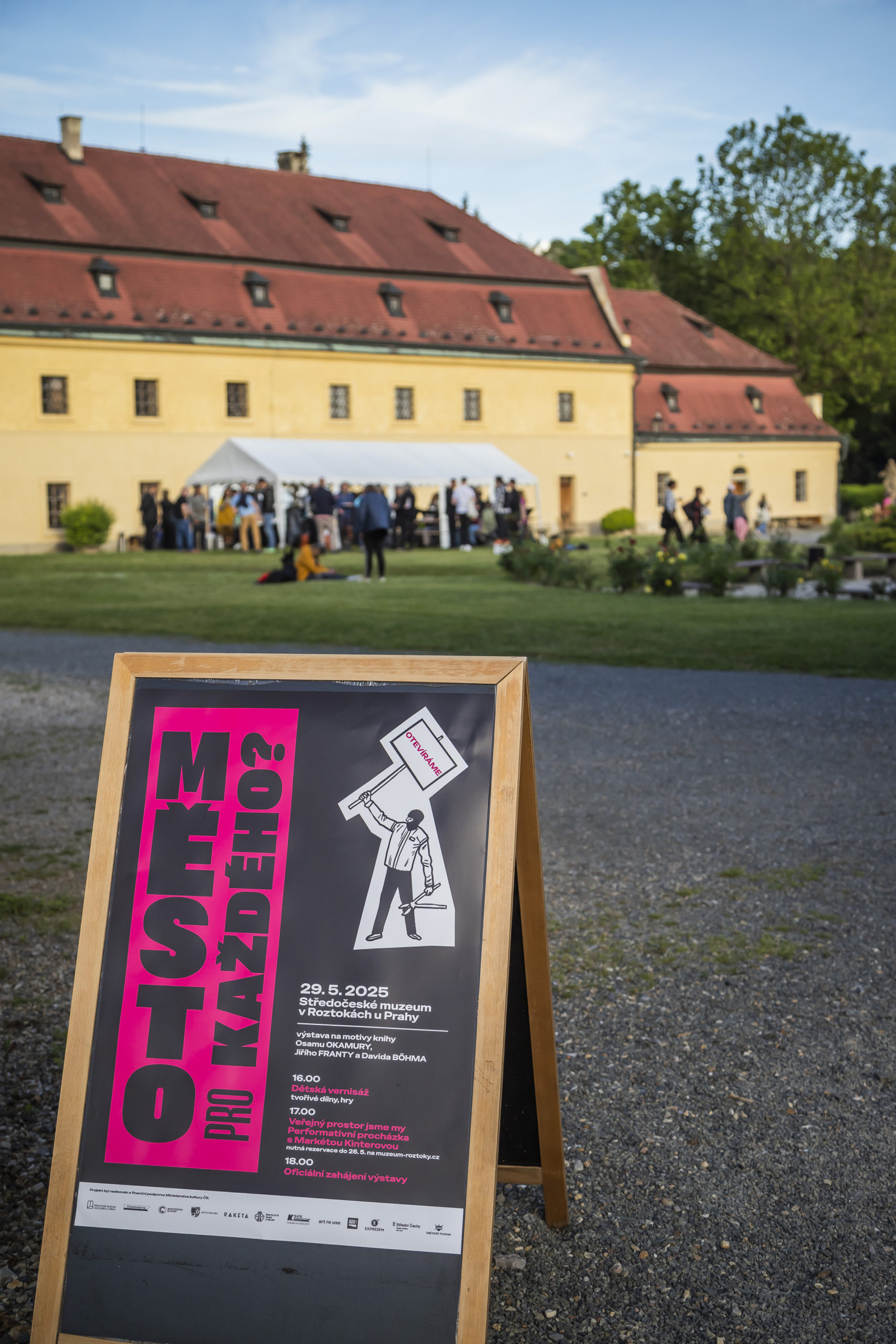 Město, které patří všem. Nová výstava Středočeského muzea v Roztokách zkoumá město očima umělců