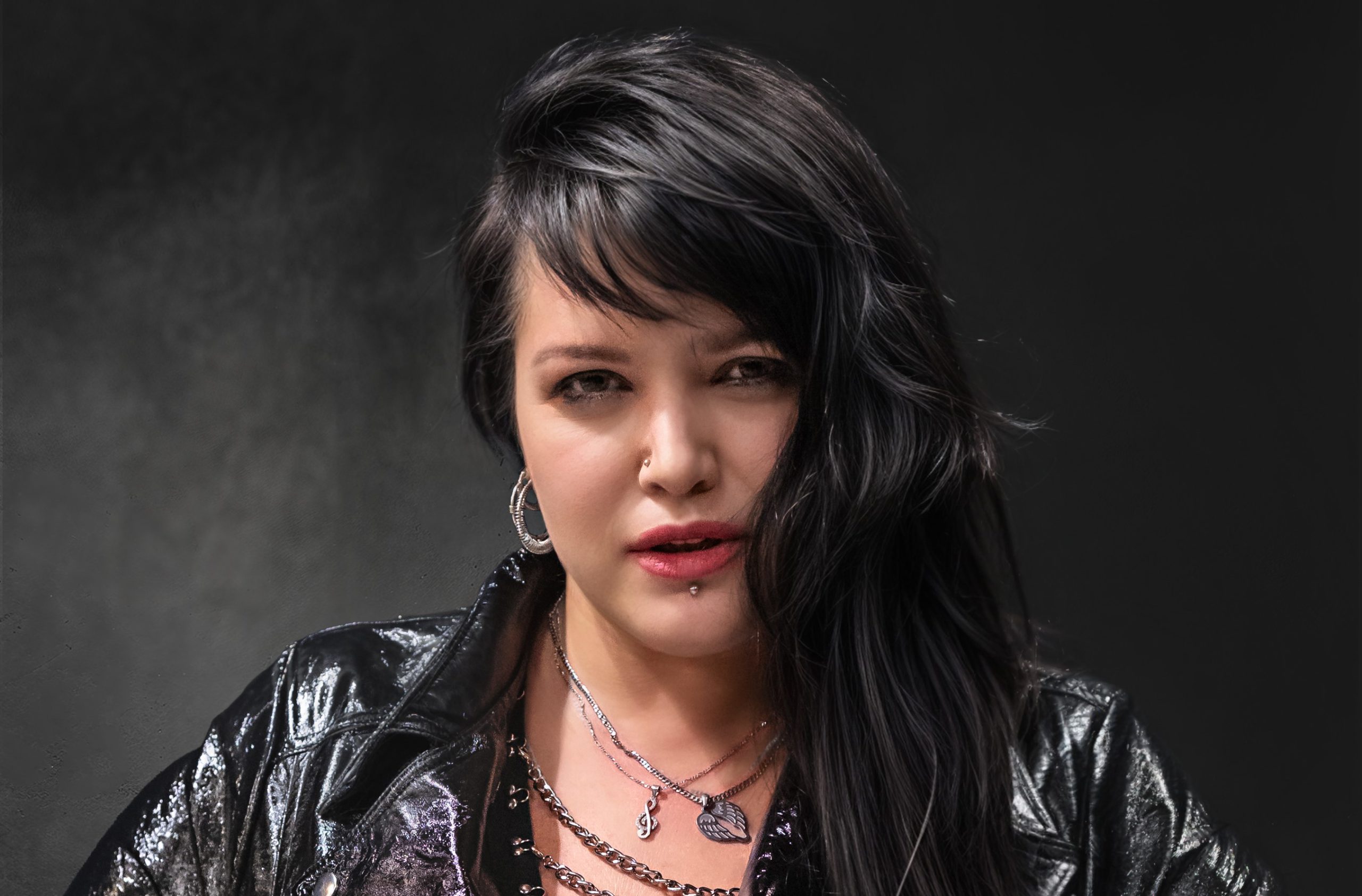 Rock, gotika a síla emocí: Leona Šenková představuje nové videoklipy