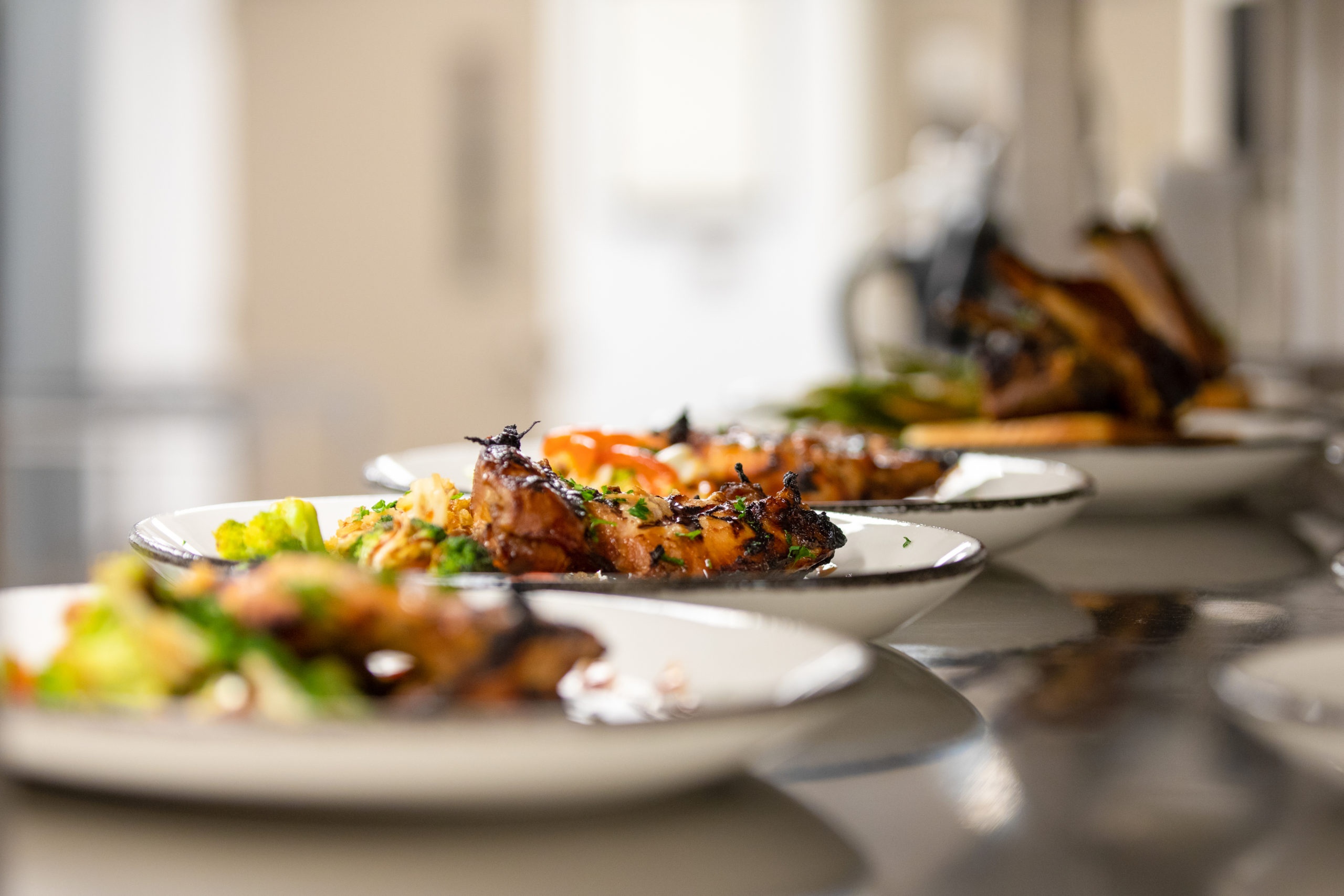 Restaurace hledají cestu mezi rostoucími nároky hostů a nedostatkem personálu. Řešením mohou být moderní technologie